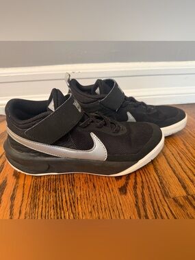 Nike Team Hustle D 10 sneakers size 3Y kids